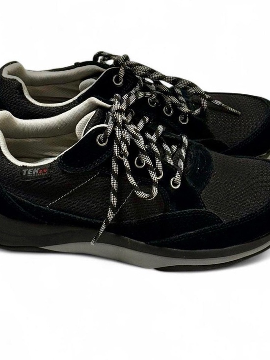 Athletic_Shoes